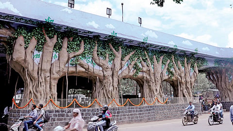 हडपसर - उड्डाण पुलाखालील ‘वटछाया’चे उद्‌घाटन अमृता फडणवीस यांच्या हस्ते झाले. हा हरित प्रकल्प २८ हजार चौरस फुटांवर पसरलेला असून, खांबांना सावली देणाऱ्या वडाच्या झाडाचे चित्ररूप दिले आहे. उद्‌घाटन झाल्यानंतर टिपलेले छायाचित्र.