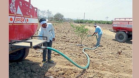 दिग्रस, जि. यवतमाळ - परिसरात सध्या नैसर्गिक स्रोत आटल्याने फळबागा जगविण्याकरिता शेतकऱ्यांवर टॅंकरद्वारे पाणी देण्याची वेळ आली आहे. रामनगर शिवारातील शेतात टॅंकरने पाणी देऊन फळबाग वाचविण्याकरिता चाललेली शेतकऱ्याची धडपड.