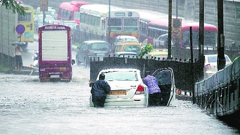 मुसळधार पावसाचा फटका 'कोविड केअर सेंटर'ला, रुग्णांचे प्रचंड हाल