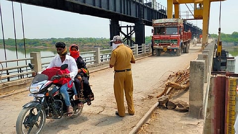घनसावंगी : जोगलादेवी येथील गोदावरी नदीवरील बंधाऱ्याच्या पुलावरील चेकपोस्टवर तैनात पोलिस. 