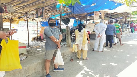 पनवेल : सुक्या मासळीच्या खरेदीसाठी दुकानाबाहेर लागलेली रांग