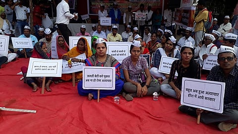 आझाद मैदानात आंदोलन करताना विश्वकर्मा समाजबांधव.  