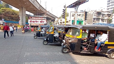 घाटकोपर पश्चिम भागातील सर्वोदय सिग्नलवरील गायब झालेल्या थांबारेषा. 