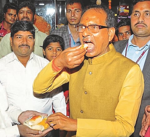 Madhya Pradesh Chief Minister likes Shanishinganapur's Vadapav