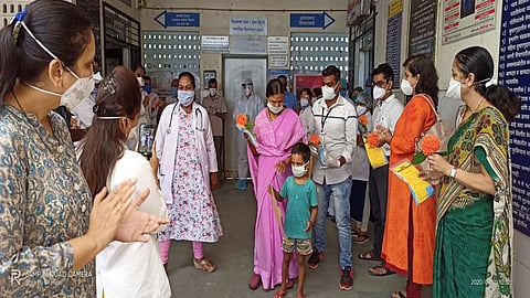 काेराेना राक्षसाला नमवून ते शंभरजण परतले