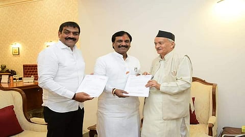 औरंगाबाद : राज्यपाल भगत सिंह कोश्‍यारी यांना निवेदन देताना शिवसेना आमदार अंबादास दानवे. सोबत माजी महापौर विकास जैन. 