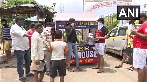 मुंबईतल्या विद्यार्थ्यांच्या पुस्तकांचा प्रश्न सुटला, चालतं-फिरतं बुक हाऊस 