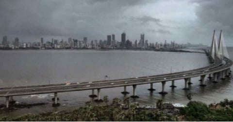 मुंबईत आजही पावसाचं धुमशान, हवामान खात्यानं दिला इशारा