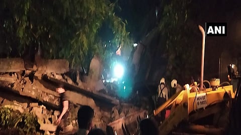 वांद्रे येथे चार मजली इमारतीचा भाग कोसळला; अग्निशमन दलाचे बचाव कार्य सुरु