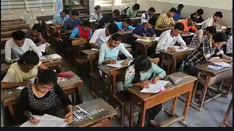 परीक्षा कशी व किती गुणांची घ्यायची? अभ्यासक्रम कपातीनंतर आता परीक्षांचा पेच; शाळा शिक्षण विभागाच्या निर्णयाच्या प्रतीक्षेत...