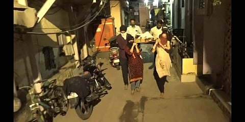 हृदयद्रावक! आई-मुलीलाच द्यावा लागला वडिलांच्या मृतदेहाला खांदा