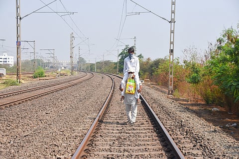 आजारी भावाला खांद्यावर घेऊन त्याची कैक किलोमीटर पायपीट