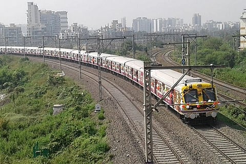 उपनगरी रेल्वे सुरु झाल्याशिवाय खासगी कार्यालयांना सुरु होण्याची शक्यता कमीच