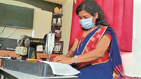 अंबड : शिलाई मशीनवर मास्कचे शिवणकाम करताना आशा गाडेकर. 