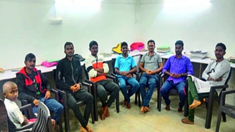  सावली : मेहा (बुजरुक) गावात साकारण्यात आलेल्या अभ्यासिकेत अभ्यास करताना विद्यार्थी. 