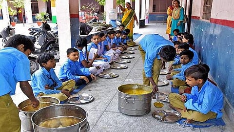 afternoon lunch for students not give in belgaum for the precaution of corona in belgaum
