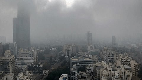 मुंबईकरांनो सावधान, शहरातल्या हवेत प्रदूषित घटक चारपटीनं जास्त