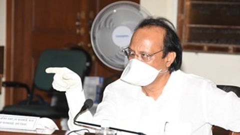 मेट्रोच्या जागा तातडीने ताब्यात घ्या - अजित पवार 