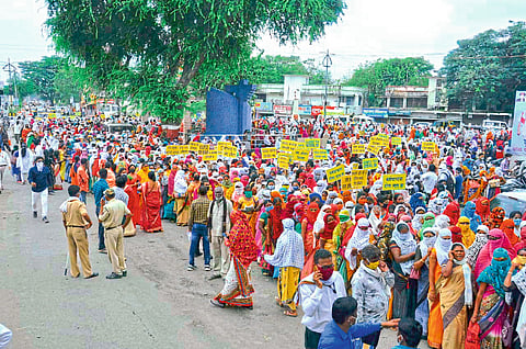 अमरावती ः जिल्हाधिकारी कार्यालयावर धडक देण्यापुर्वी इर्विन चौकात एकत्र आलेल्या महिला. 