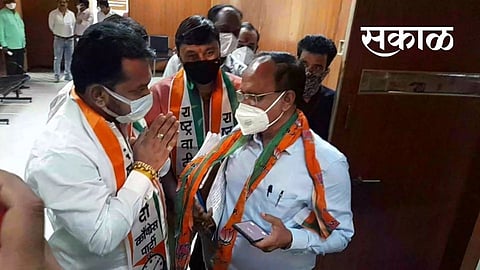 पदाधिकारी राष्ट्रवादीचा, गमछा भाजपचा आणि प्रवेश सत्कार मनपा अधिकाऱ्यांचा; काय आहे हा प्रकार? जाणून घ्या  