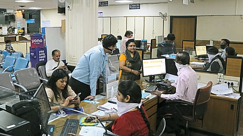 बॅंकांमध्ये वाढतेय गर्दी 