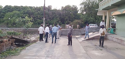 बाजारगाव  :  चौदा मैल येथे परिस्थितीचा आढावा घेताना अधिकारी, कर्मचारी. 
