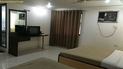 मुझे रूम नहीं देता क्या, रुक तुझे देखता हूँ, दुसऱ्या दिवशी तीन पोरांना पाठवून लॉजवर टाकला पेट्रोल बॉम्ब... 