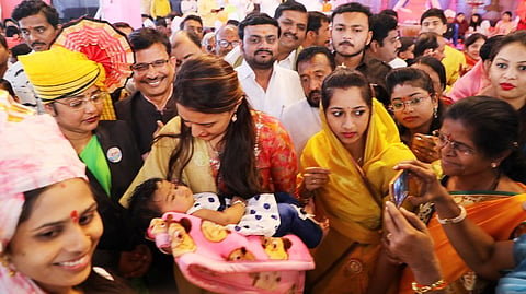 बीड - नामकरण साेहळ्यात उपस्थित खासदार डॉ. प्रीतम मुंडे.