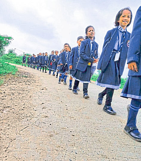 भंडारा : ड्रेसकोडमध्ये शाळेत आलेले विद्यार्थी. 