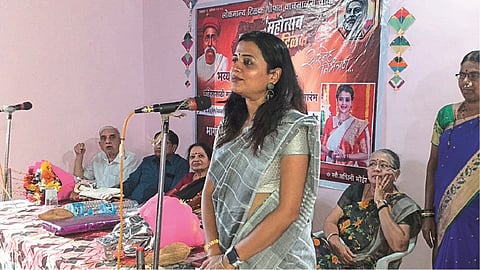 खोपोली : लोकमान्य टिळक वाचनालयाच्‍या कार्यक्रमात विचार व्यक्त करताना भार्गवी चिरमुले.