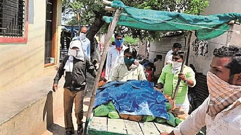 नित्रुड (ता. माजलगाव) येथे भेंडी वाटप करताना अशोक डाके. 
