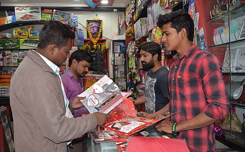 हिंगोली ः ‘व्हॅलेंटाईन डे’ निमित्त शहरातील गिफ्ट सेंटरवर विविध वस्‍तु विक्रीस उपलब्ध झाल्या आहेत. 