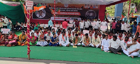 सोलापूर ः भाजपच्या वतीने मंगळवारी जिल्हाधिकारी कार्यालयासमोर धरणे आंदोलन करण्यासाठी उपस्थित असलेले पक्षाचे पदाधिकारी व कार्यकर्ते. 