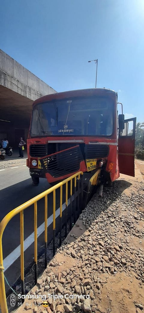 st bus accident in kudal kokan marathi news