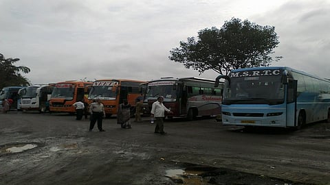 खासगी बसवाहतूक सुरु, मग एसटीची वाहतूक बंद का? 