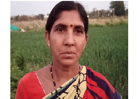female farmer provide meal to needy without money in gondpipari of chandrapur 