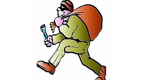 two businessmen brothers one and half lakh rupees bag threat from five people in kolhapur