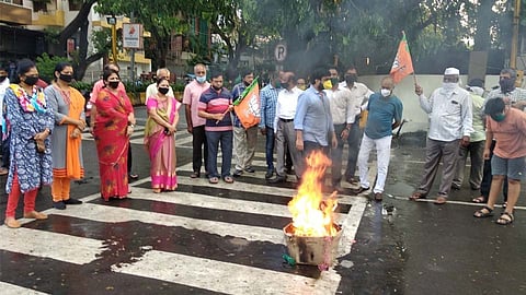 निगडी प्राधिकरणात चिनी वस्तूंची होळी; भाजपकडून जोडे मारा आंदोलन 