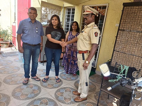 नागपूर : चोरट्याला पकडून देणाऱ्या सलोनी अलोटचे अभिनंदन करताना वरिष्ठ पोलिस निरिक्षक सुनील गांगुर्डे. बाजूला सलोनीचे आईवडील. 
