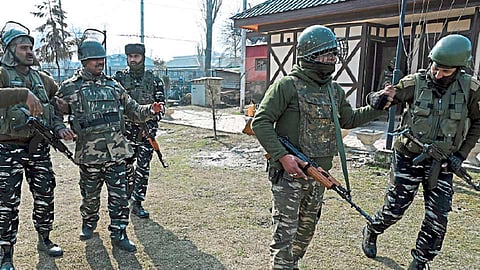 श्रीनगरमध्ये ग्रेनेडहल्ला; दोन जवानांसह सात नागरिक जखमी