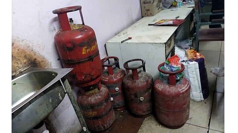 बेंडाळे महाविद्यालयाच्या खाणावळीत पुरवठा विभागाची कारवाई 