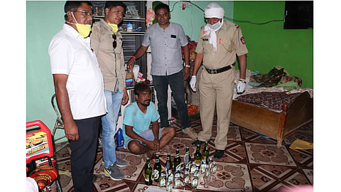 पोलिसांची धाड....मग काय, बंद कुलरमधून निघाल्या बियरच्या बाटल्या 