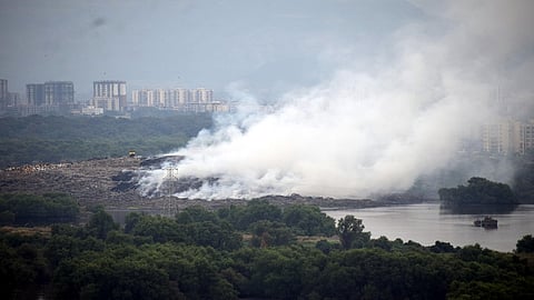 दिवा कचराभूमीला आग; धुराच्या लोंढ्याने नागरीक हैराण 