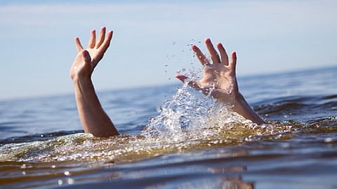 three tourist in malgund beach ratnagiri for swimming one dead and two tourist safe ratnagiri