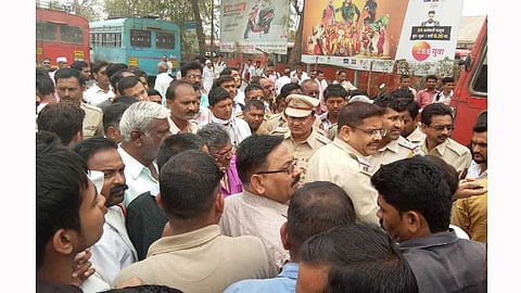 marathi news chalisgaon attack fight police bus driver 