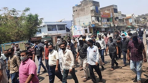 akola news On a commercial street in Akot; Sit in front of the police station