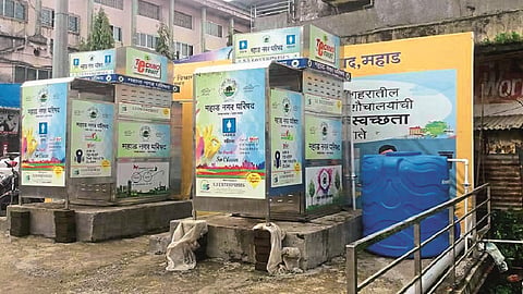 महाड : शहरातील मध्यवर्ती ठिकाणी बंद पडलेले ई-टॉयलेट्‌स.