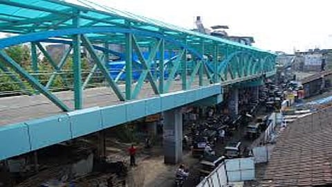 ...आणि तिने मारली स्कायवॉकवरून उडी