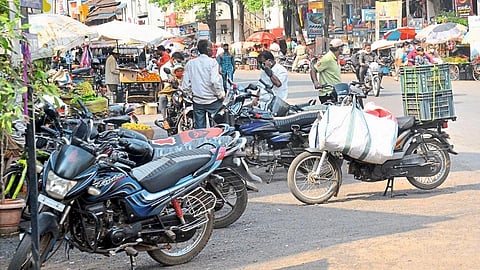 Unruly Parking At Gadhinglaj Kolhapur Marathi News