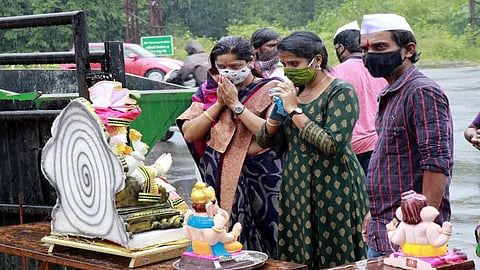 पिंपरी-चिंचवड शहरात मू्र्तीदानाला प्रतिसाद; नियमांचे पालन करून बाप्पाला निरोप 